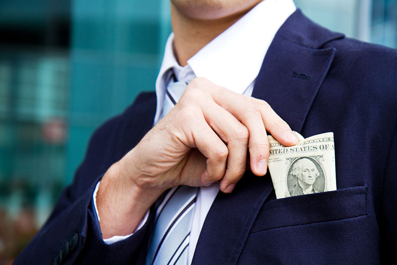 Muškarac sa dolarom u džepu