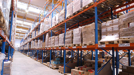 Distribution centre with shelves